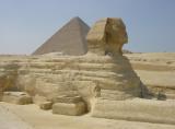 Die grosse Sphinx von Gizeh (Cheopspyramide im Hintergrund)