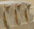 Schlangenk�pfe in der Tempelanlage bei der Stufenpyramide ..�