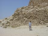 Bruno vor der Stufenpyramide bei Sakkara