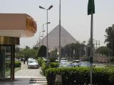 Vom Hotel aus sieht man direkt zu den Pyramiden