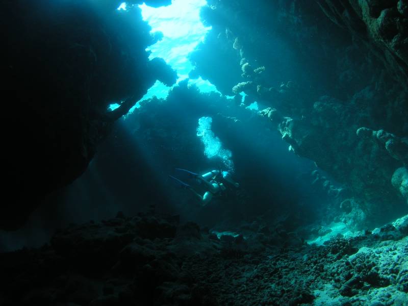 H�hle und Taucher bei St. Johns Cave Reef