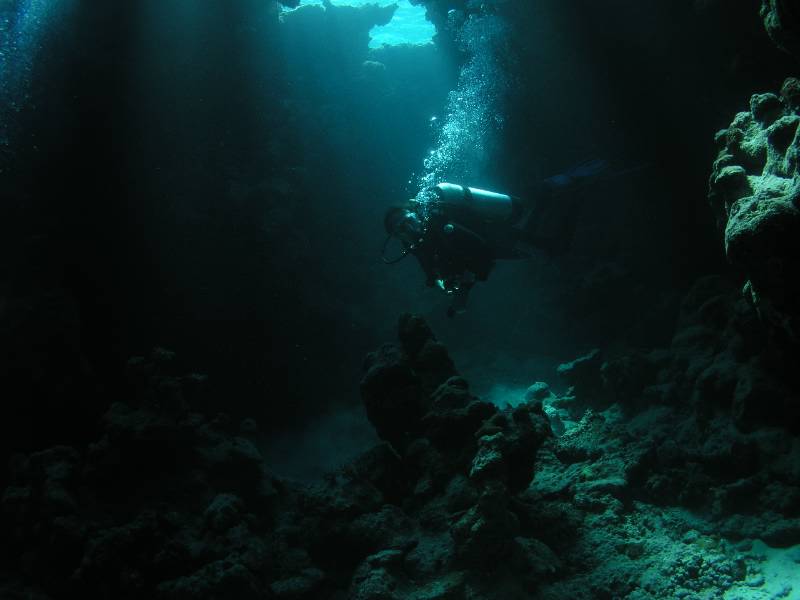 H�hle und Taucher bei St. Johns Cave Reef