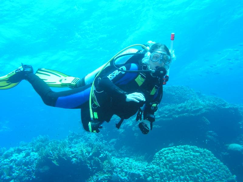 Andrea im Steinkorallengarten bei Gota Sataia