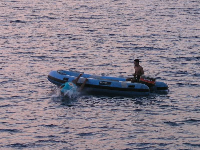 Crew der Heaven Diamond beim Badeplausch