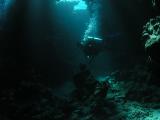 H�hle und Taucher bei St. Johns Cave Reef