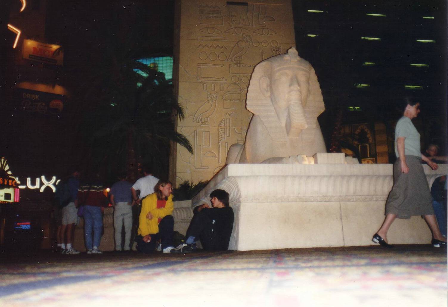 J&uuml;rg und Eliha in der Lobby des Luxor Hotels in Las Vegas.