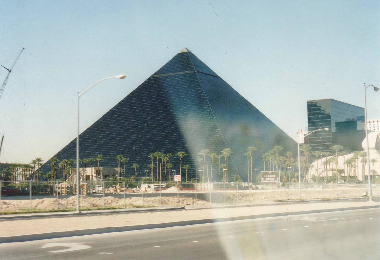 Die riesige, schwarze Pyramide des Luxor Hotels (ca. 80.....