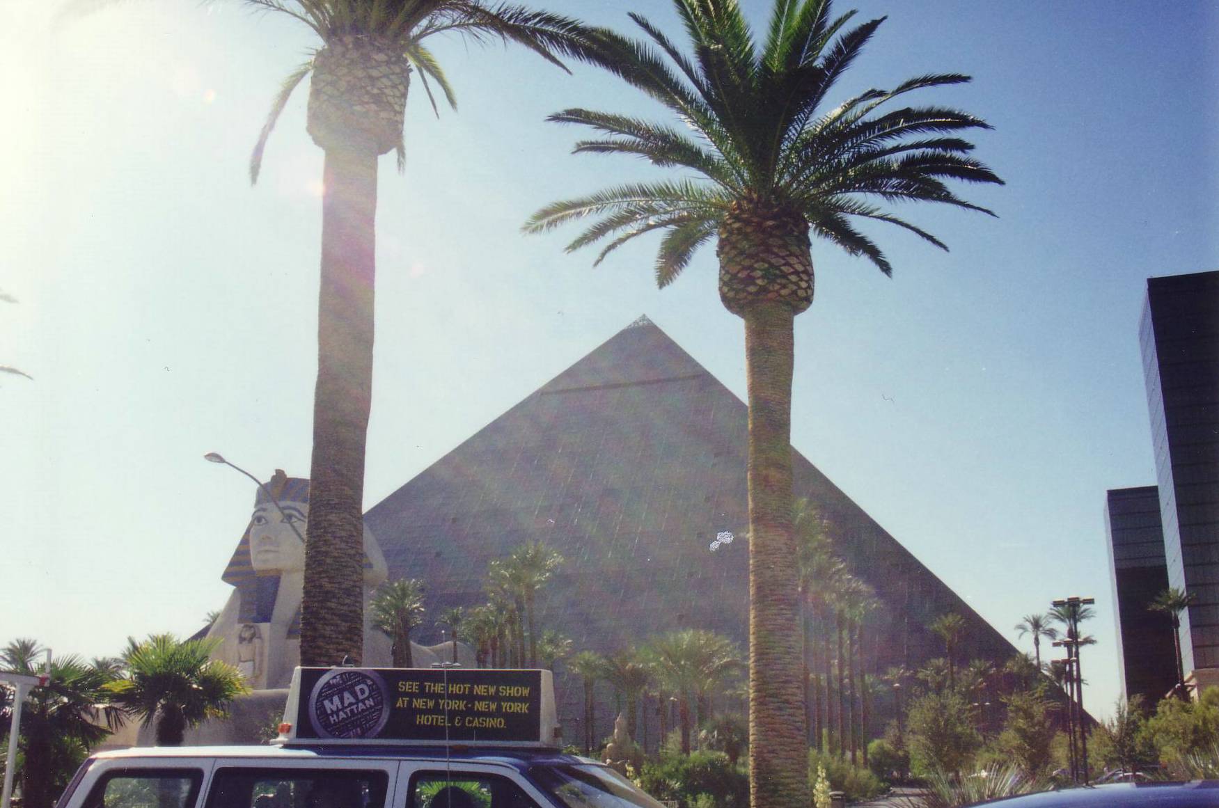 Die riesige, schwarze Pyramide des Luxor Hotels