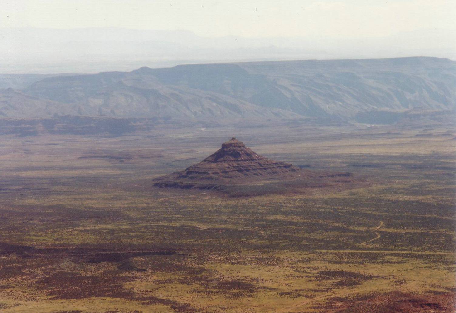 Blick vom Rand des Colorado Plateaus auf die tiefer lie.....