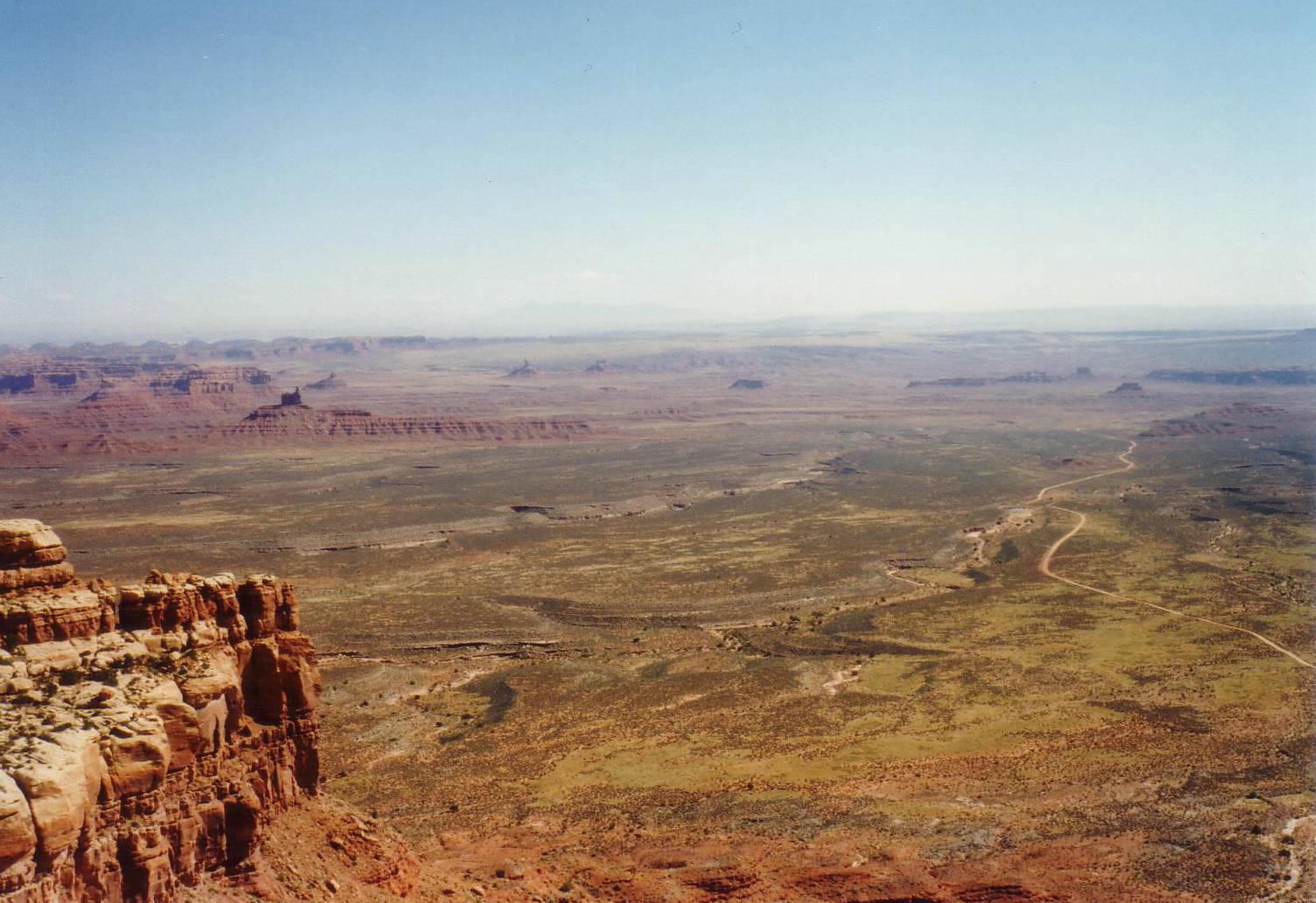 Blick vom Rand des Colorado Plateaus auf die tiefer lie.....