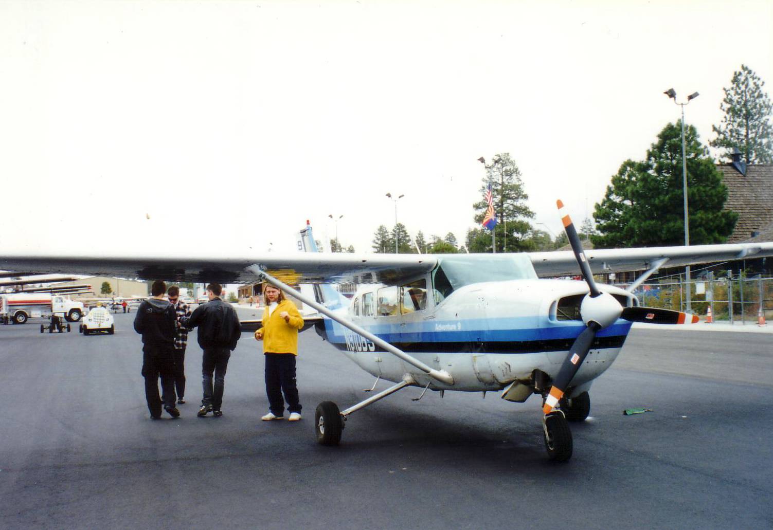 Auf dem Flugplatz nach unserem Rundflug &uuml;ber den Grand .....