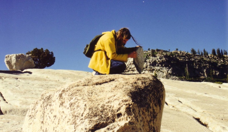 J&uuml;rg beim Steinmannli bauen auf dem Tioga Pass