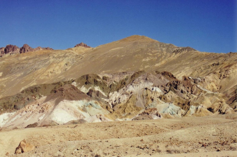 Imposante und farbige Gesteinsformationen und Berg.....