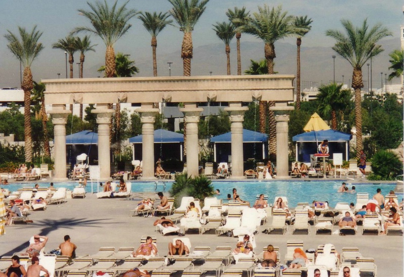 Poolanlage des Luxor Hotels in Las Vegas