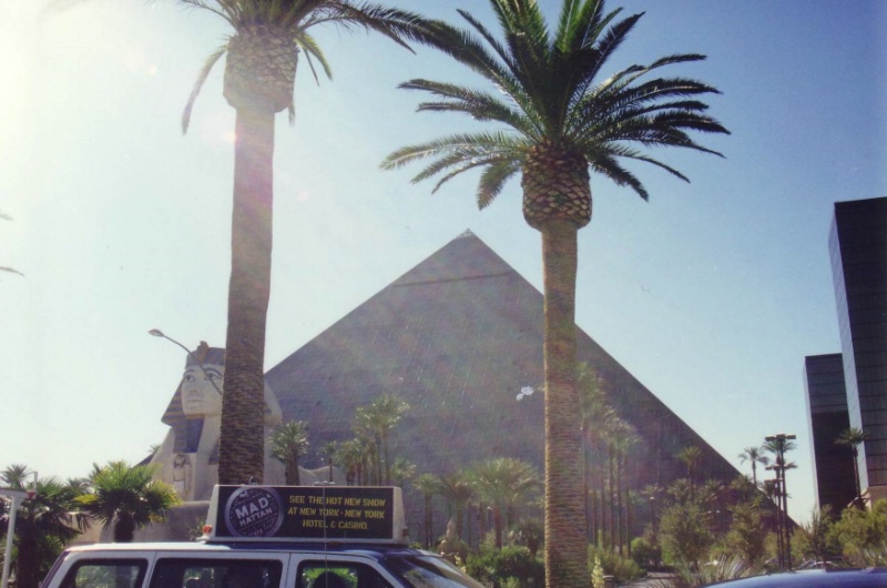 Die riesige, schwarze Pyramide des Luxor Hotels