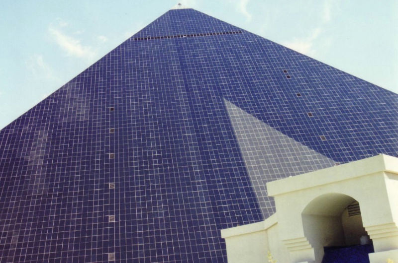 Das riesige, schwarze, pyramidenf&ouml;rmige Hauptgebauml;u.....