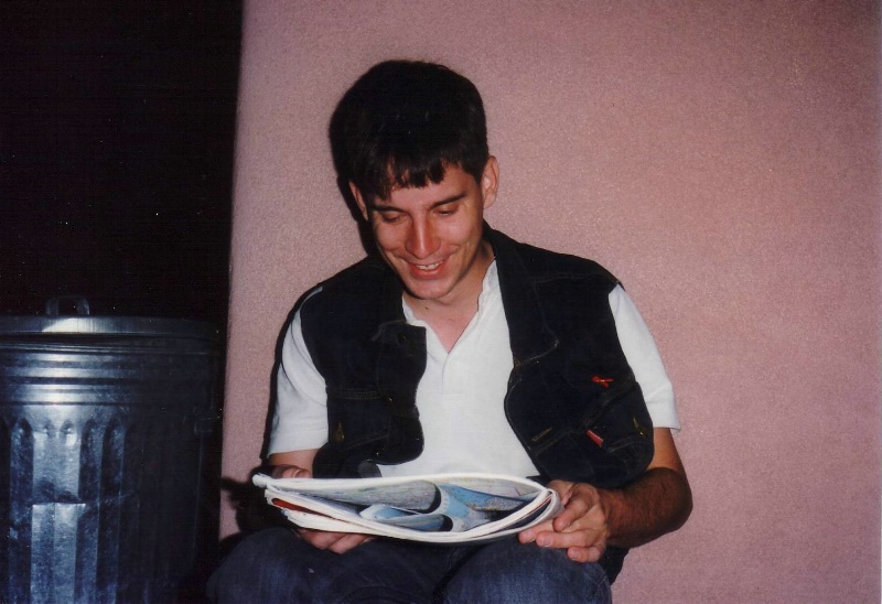 Tom Weilenmann beim Kartenstudim im Motel bei Anth.....